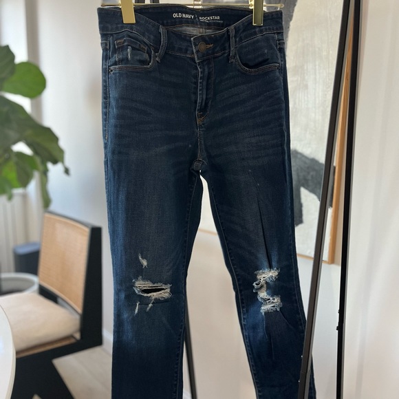 Old Navy Rockstar Distressed Jeans in Size 6 - Picture 1 of 4
